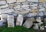 Fragmenty macew na cmentarzu ydowskim w Busku-Zdroju