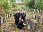 Naczelny Rabin Polski Michael Schudrich na cmentarzu ydowskim w Jzefowie