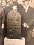 Cmentarz w Kowalu. Rodzina przy grobie Chaji Frajdy crki Menachema Mendla Borenstein (zm. 13 lutego 1929 r.). Fotografia z kolekcji Boba Ganza. 