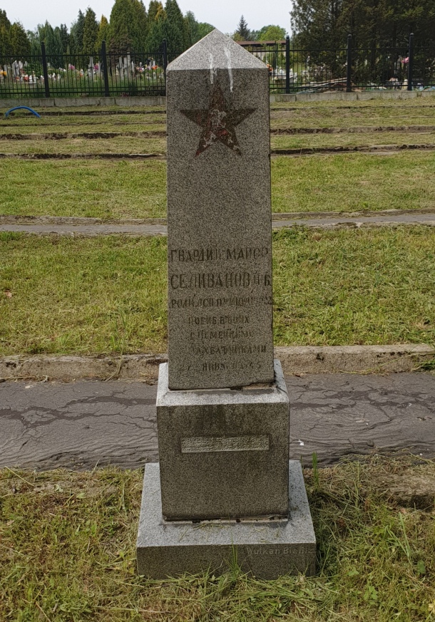 Nagrobek na cmentarzu wojennym w Wadowicach, wykonany prawdopodobnie z obelisku z cmentarza ydowskiego. W czci cokoowej widoczna sygnatura zakadu kamieniarskiego (Wulkan Bielitz) oraz lady po usunitej pierwotnej inskrypcji